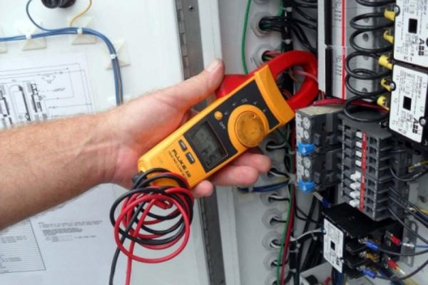 technik elektryk